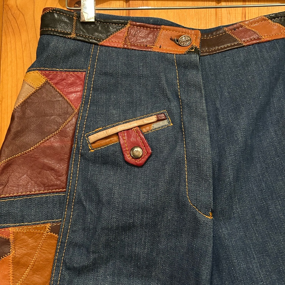 Impeccable Vintage Denim Culottes with Leather Patchwork - Picture 2 of 8